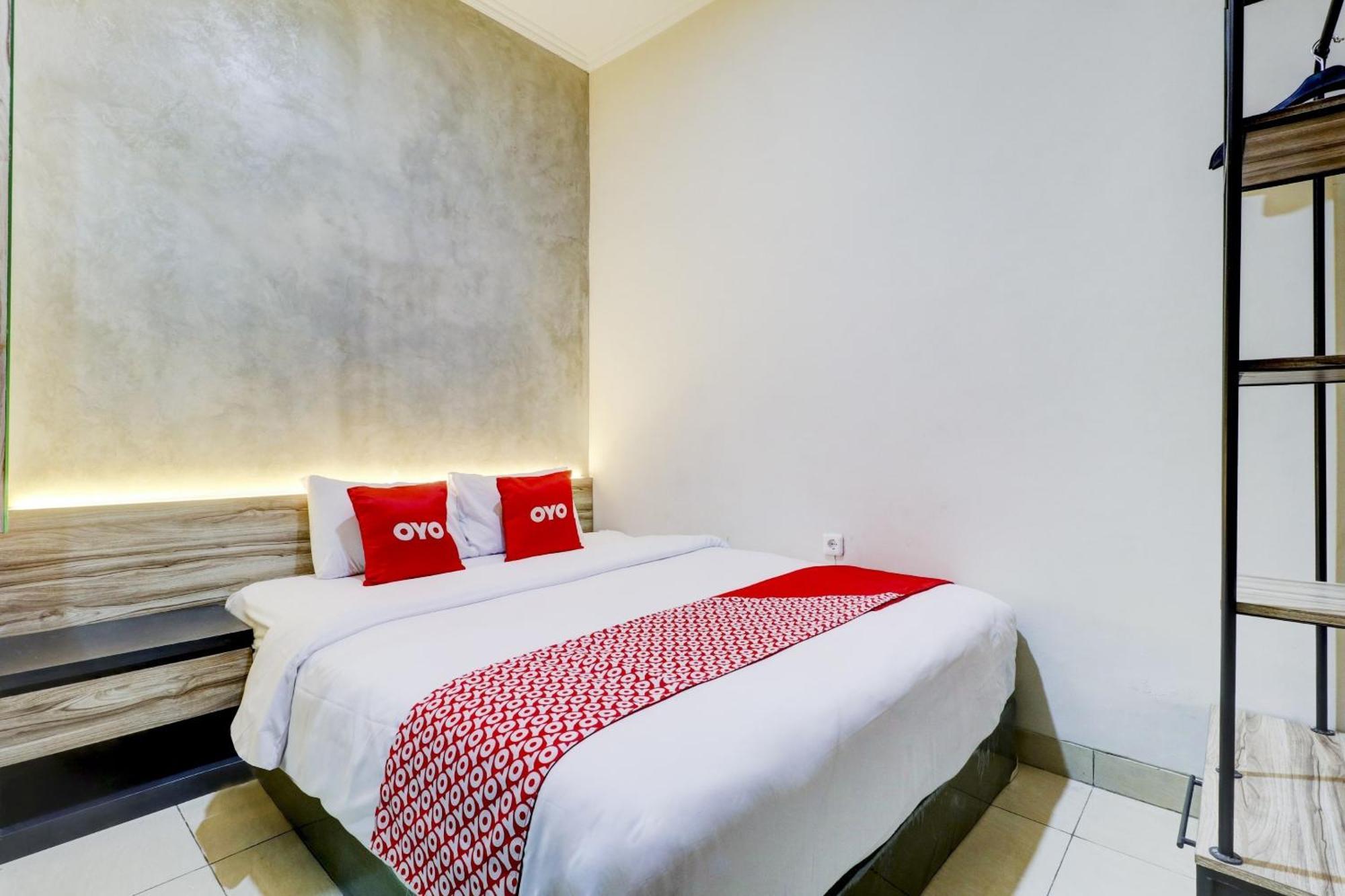 Oyo 90215 Ada Residence Telukjambe エクステリア 写真