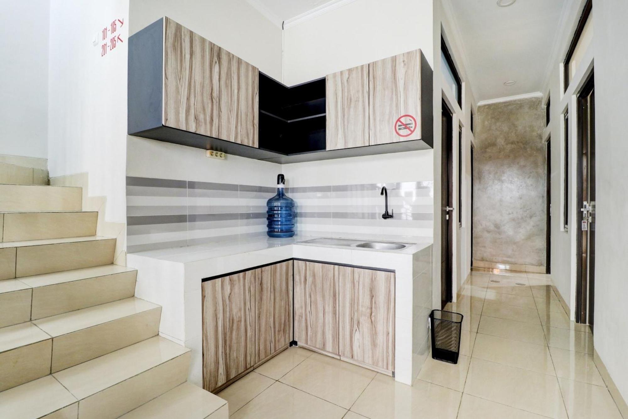 Oyo 90215 Ada Residence Telukjambe エクステリア 写真