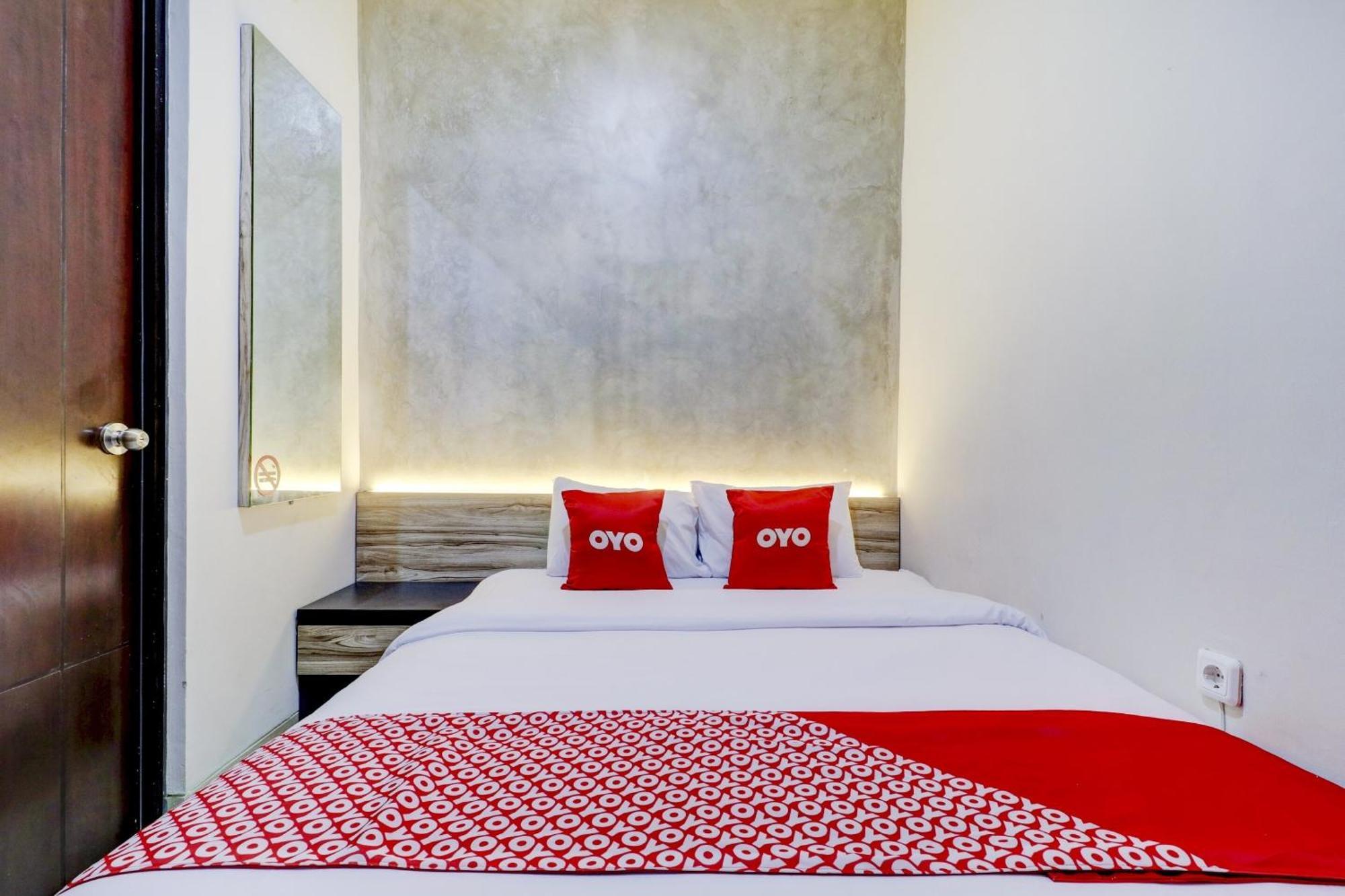 Oyo 90215 Ada Residence Telukjambe エクステリア 写真