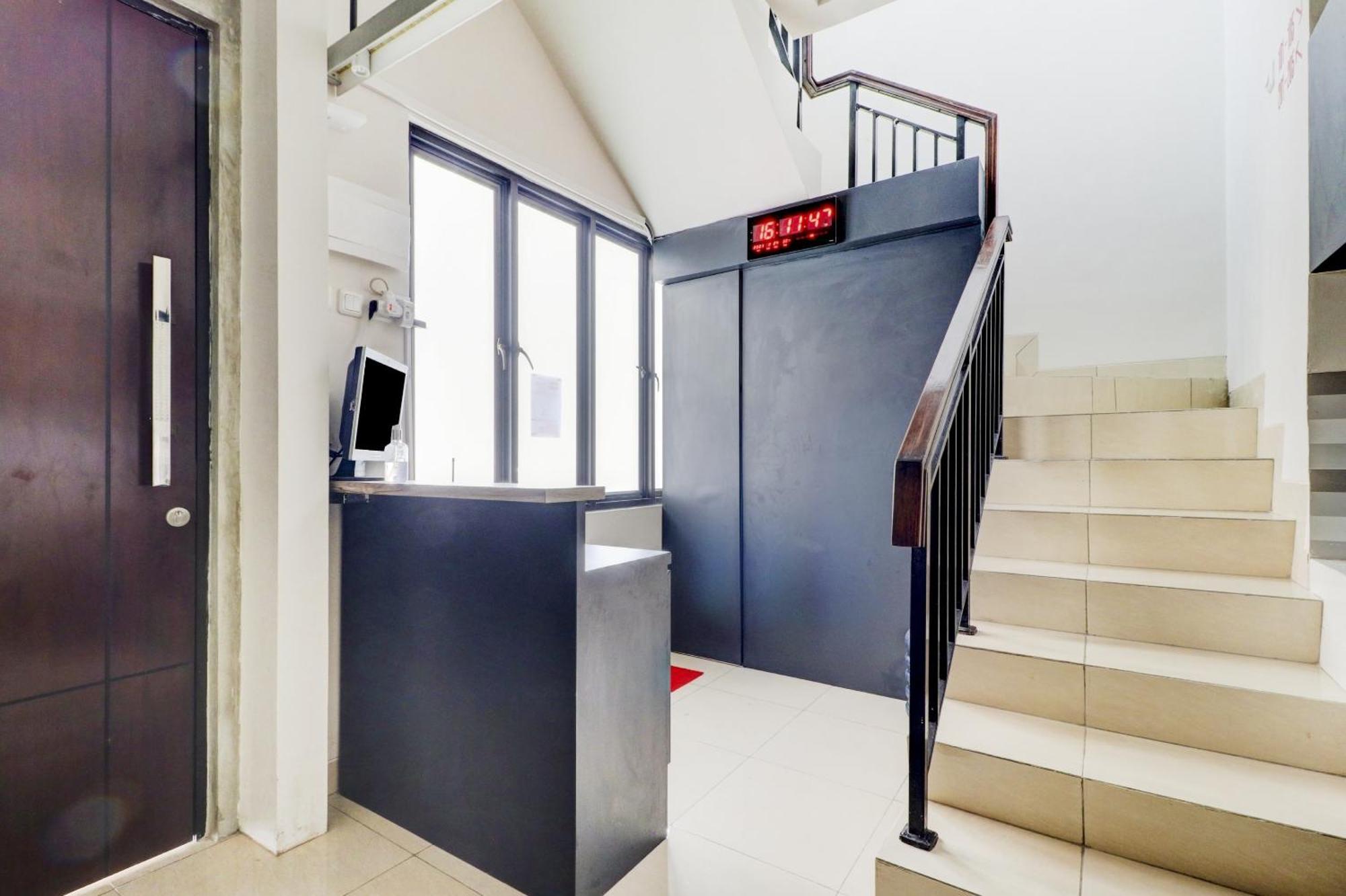 Oyo 90215 Ada Residence Telukjambe エクステリア 写真