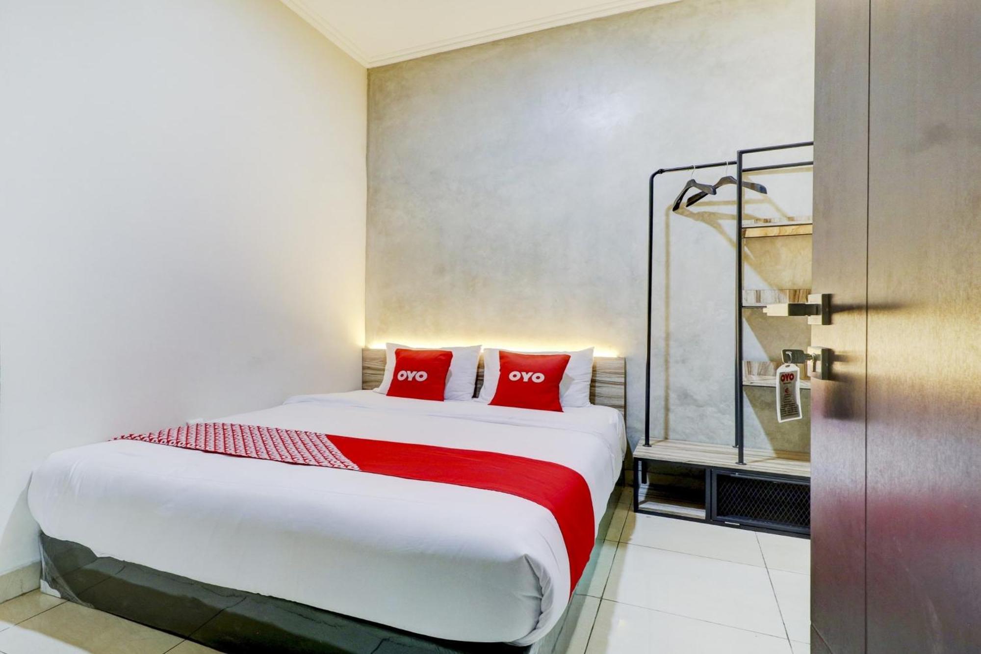 Oyo 90215 Ada Residence Telukjambe エクステリア 写真