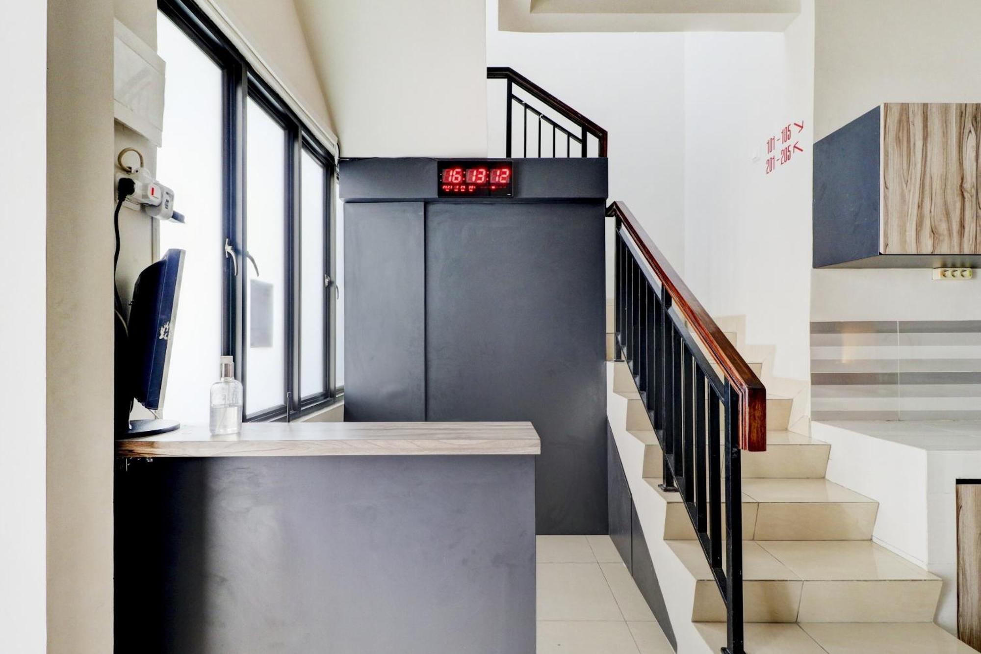 Oyo 90215 Ada Residence Telukjambe エクステリア 写真
