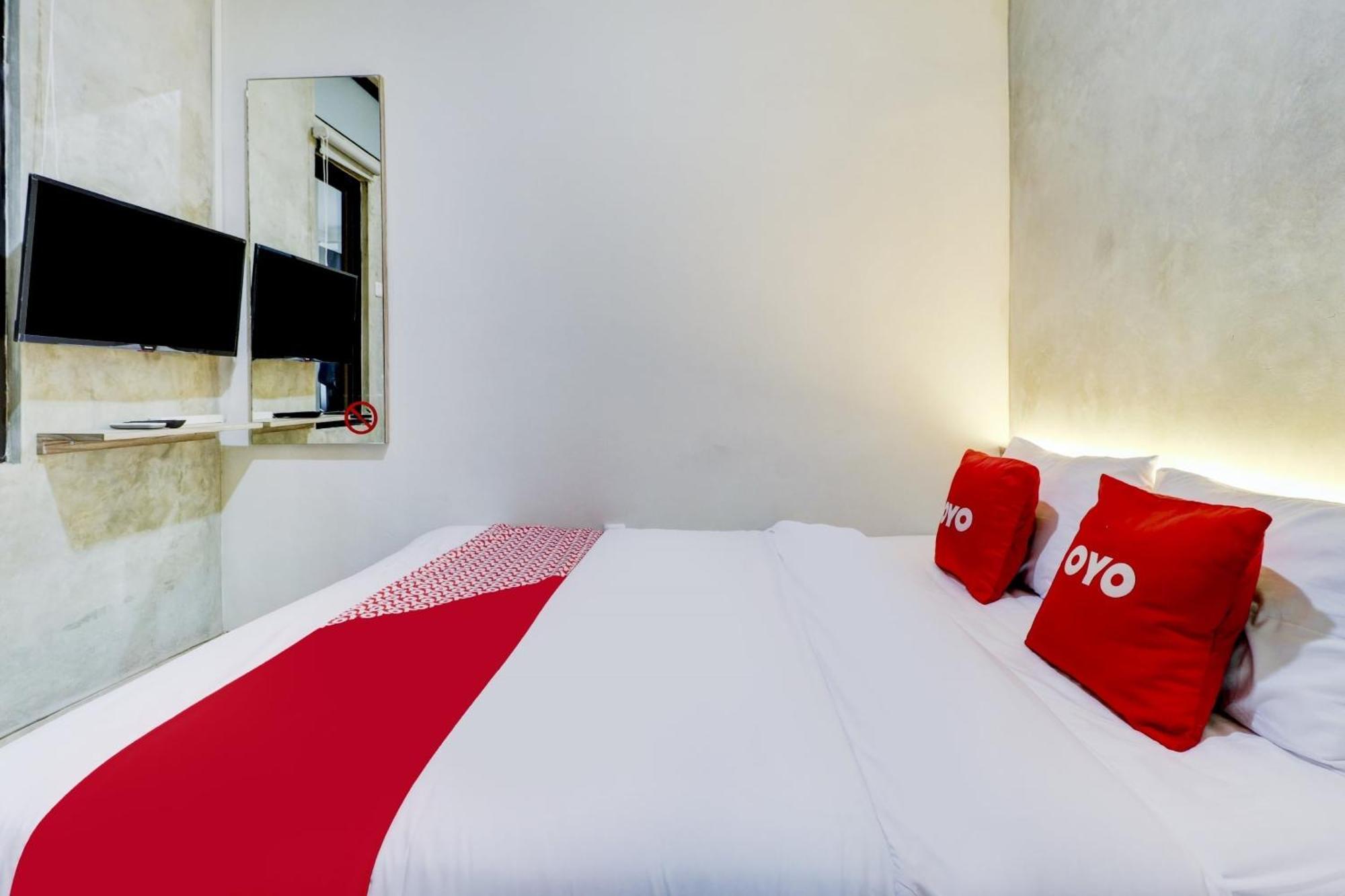 Oyo 90215 Ada Residence Telukjambe エクステリア 写真