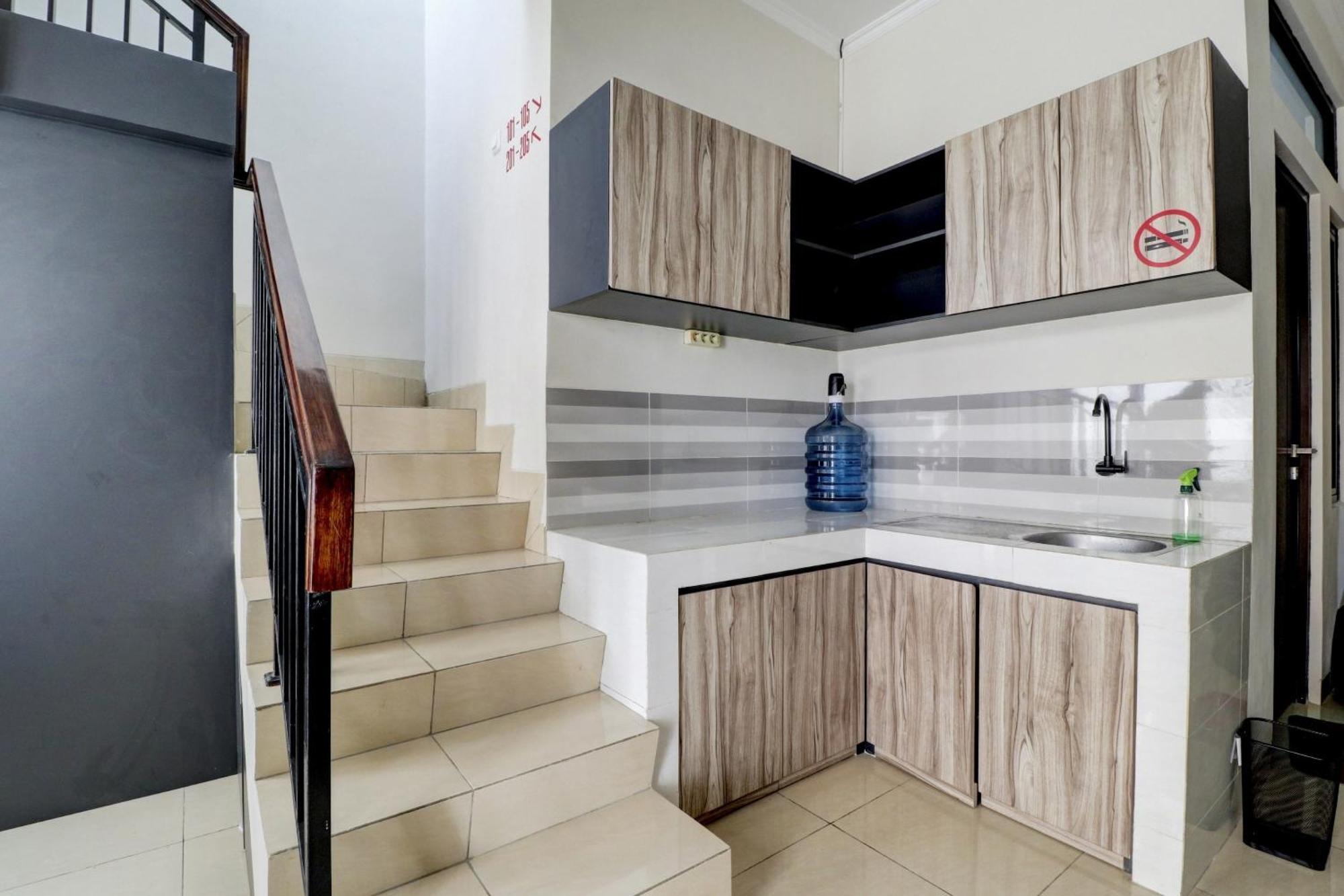 Oyo 90215 Ada Residence Telukjambe エクステリア 写真