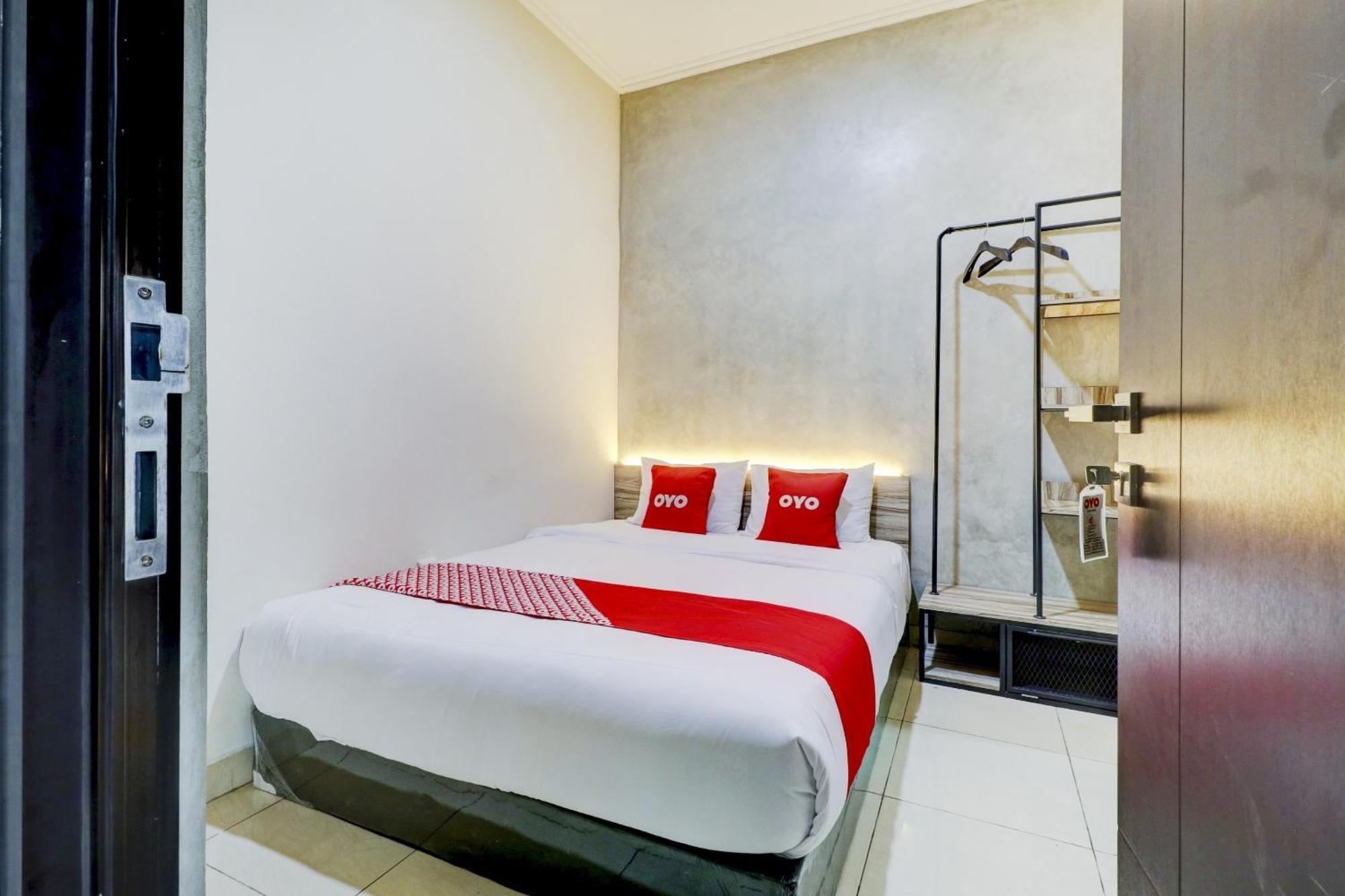 Oyo 90215 Ada Residence Telukjambe エクステリア 写真