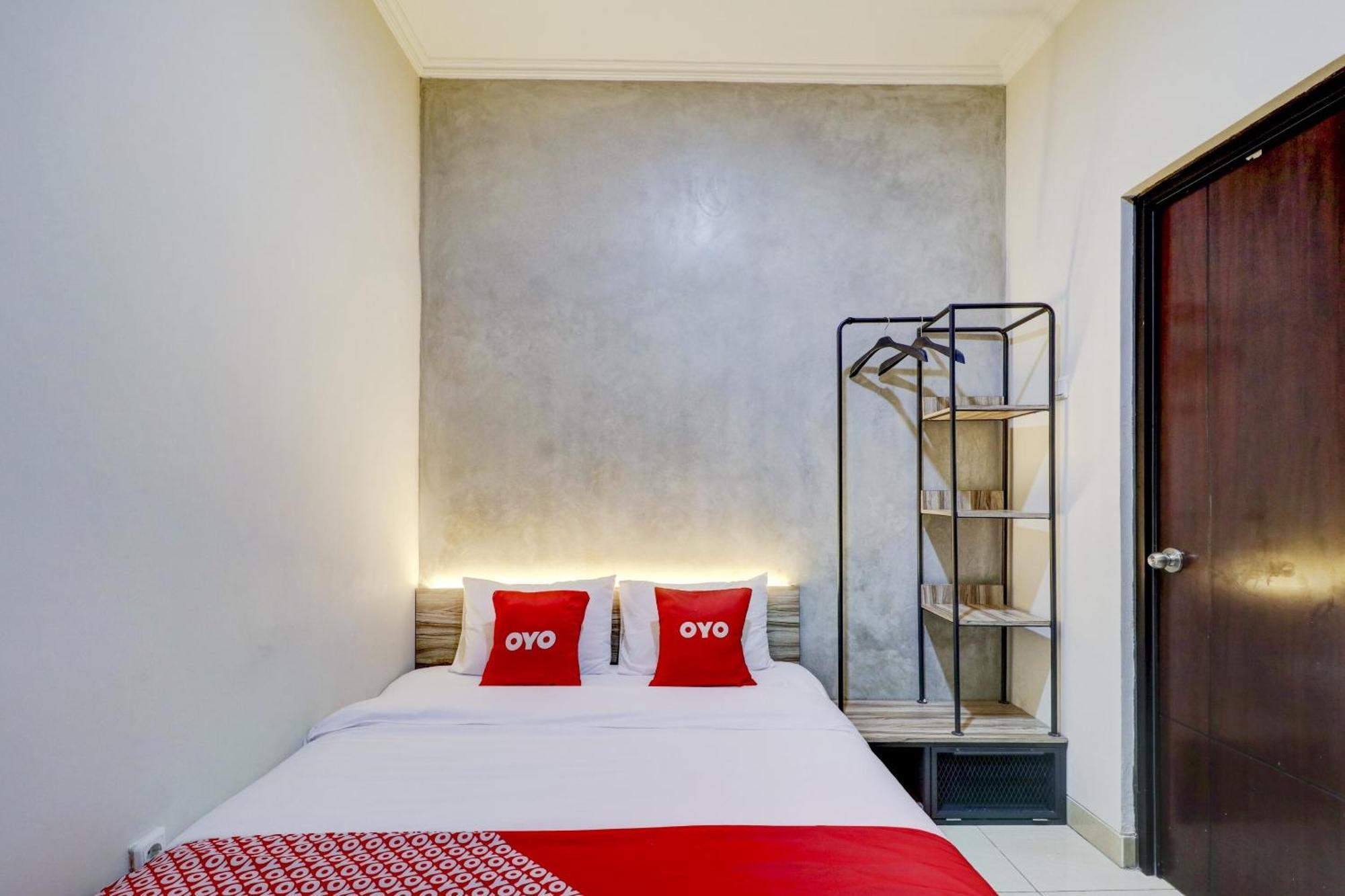 Oyo 90215 Ada Residence Telukjambe エクステリア 写真